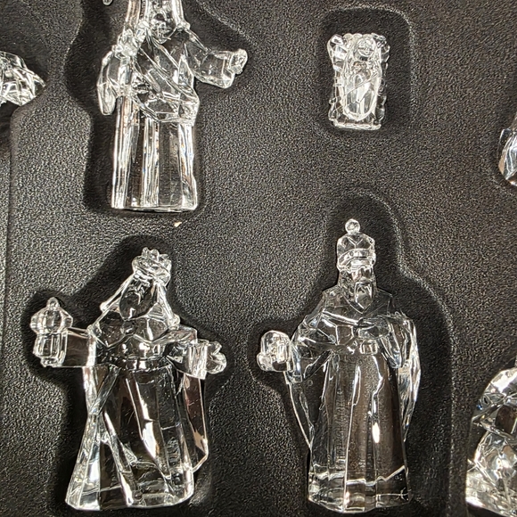 Crystal Plastic Nativity Figurine Set - Picture 3 of 7